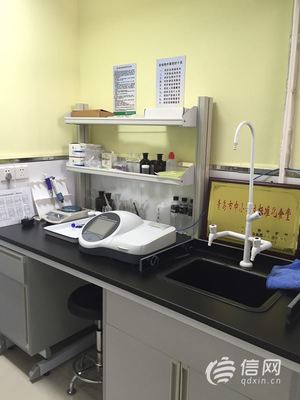 學(xué)校食堂機(jī)器人主廚上崗 從一?；ń匪菰吹街悄懿惋嬓聲r(shí)代